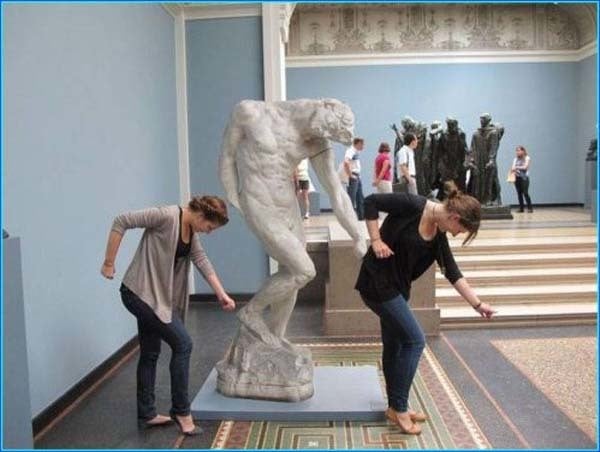 gente jugando con estatuas divertidas 12