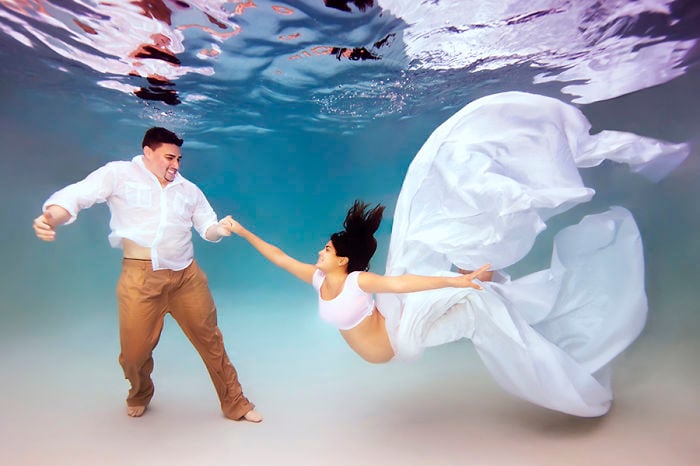 pareja de casados bajo el agua