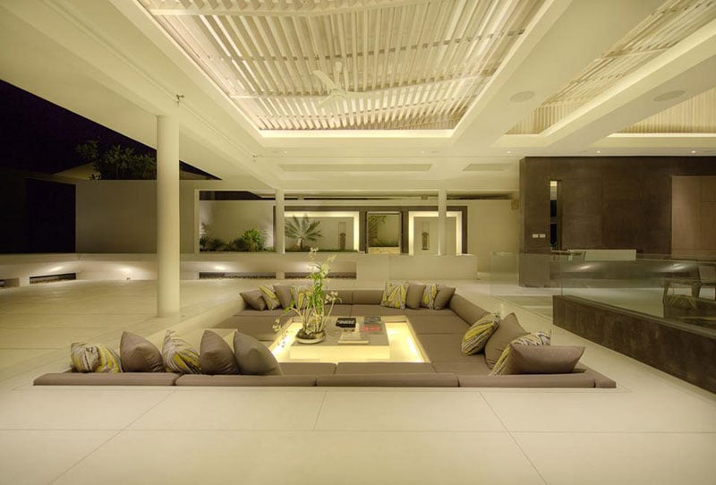Sala De Estar Hundida ~ área de sala dentro de una casa con sillones y una mesa de centro Sala De Estar Hundida ~ área de sala dentro de una casa con sillones y una mesa de centro
