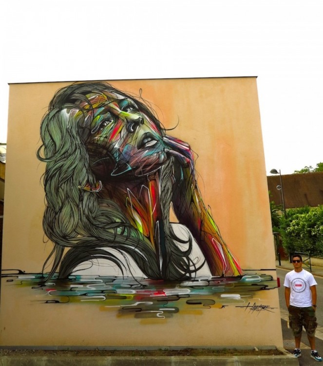 mujer pintada en un muro con cara de nostalgia