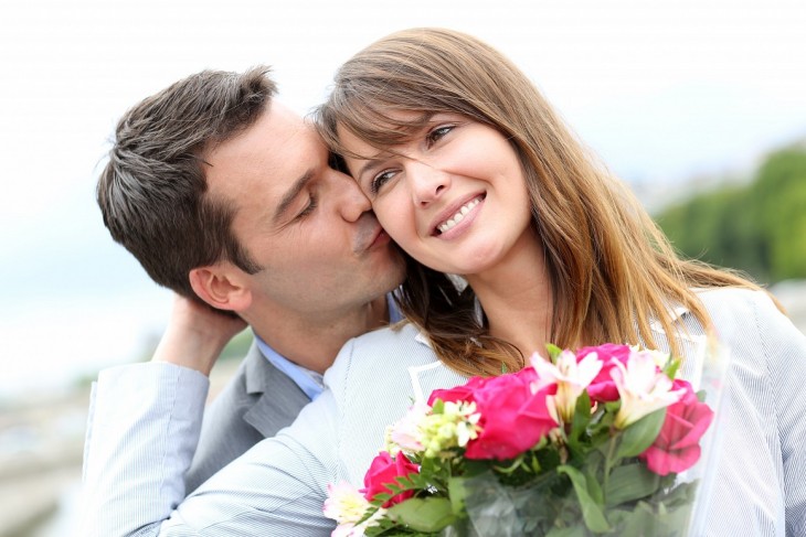 hombre que le regala flores a su novia