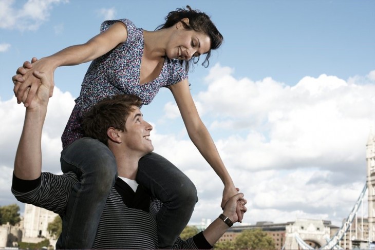 pareja feliz que esta divirtiendose