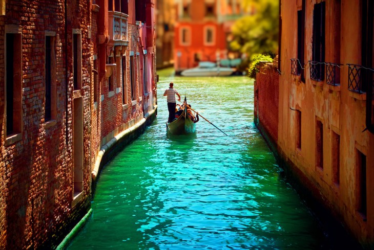 Pasillo en Venecia, Italia donde una persona pasea en canoa a los turistas 