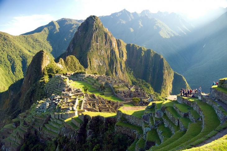Machu Picchu en peru una toma de lejos donde se muestran áreas verdes 