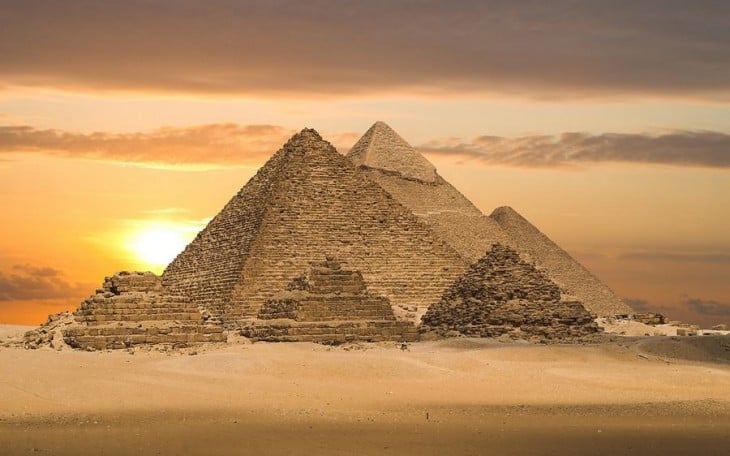 Atardecer en las pirámides de Giza ubicadas en Egipto 