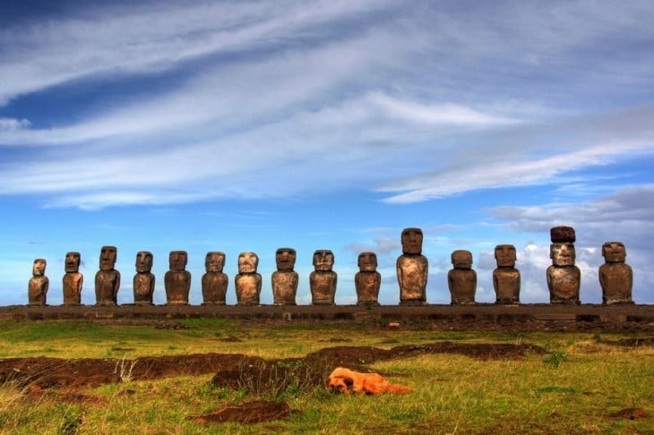 Imagen de un lugar ubicado en Chile llamado Rapa Nui, que consta de unas estatuas de piedra 