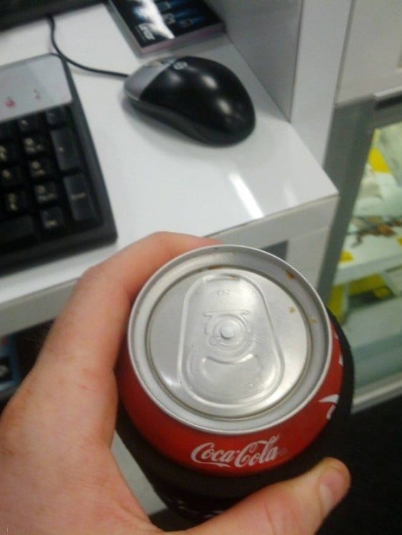 Botella de coca cola sin tapa para abrirse 