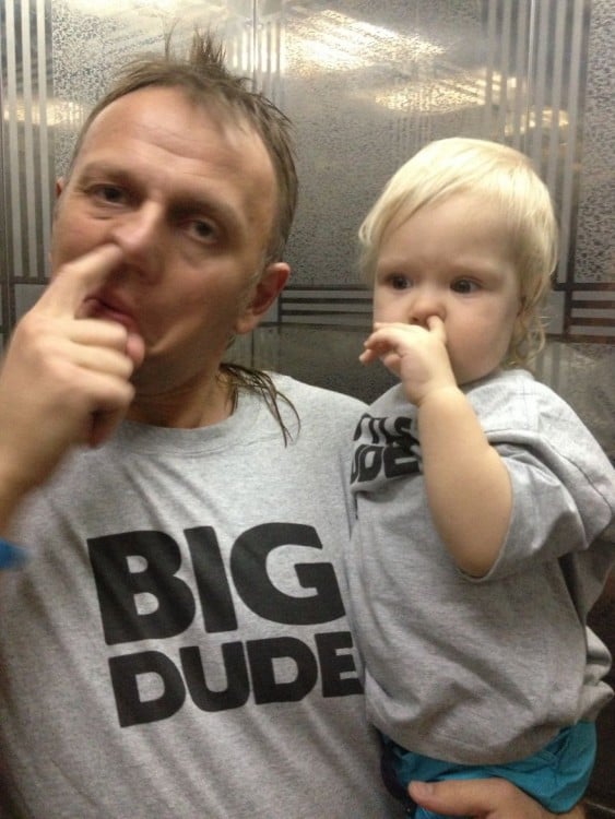 Padre e hijo con el dedo en la nariz 