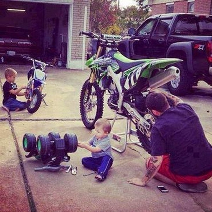 Padre con sus hijos arreglando sus motocicletas 