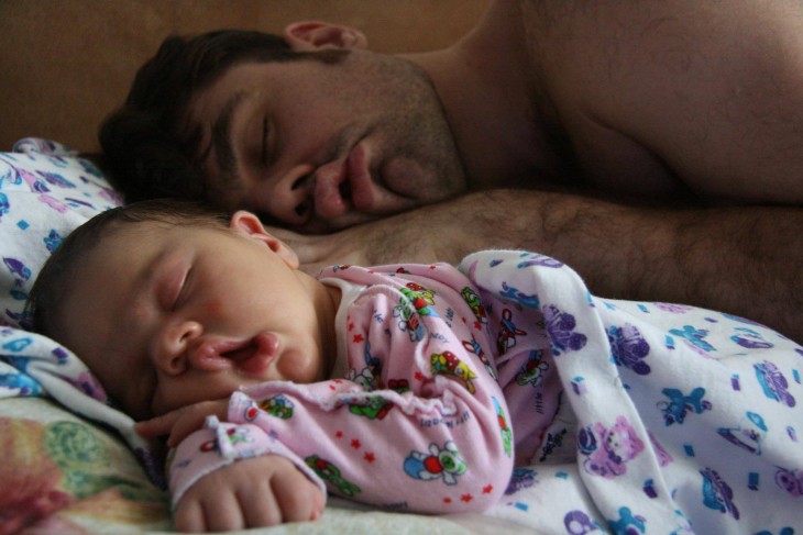 Padre e hija dormidos con la misma pose 