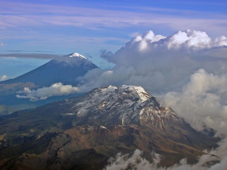 Fotografía tomada desde un avión de Volcanes Popocatépetl e Iztaccíhuatl, Ciudad de México, México