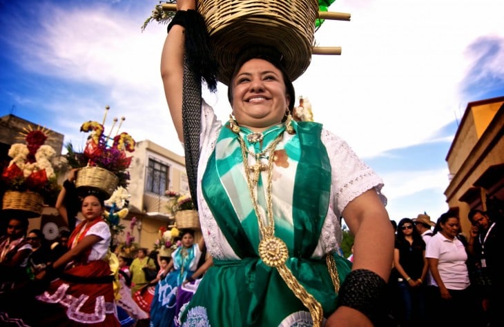 Mujer en la celebración de la Guelaguetza en Oaxaca