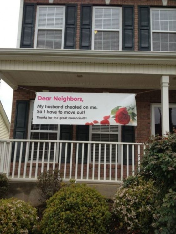 mensaje de despedida a los vecinos colgado de su casa