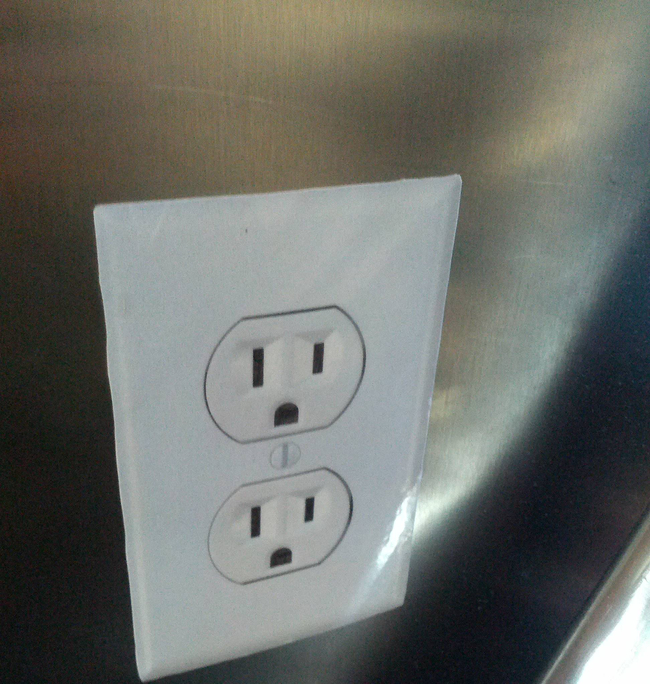 sticker en forma de conectorers puesto en el aeropuerto