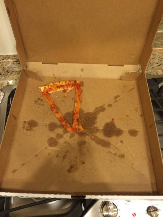 ultima rebanada de pizza en la caja  hecha de puras orillas sin relleno