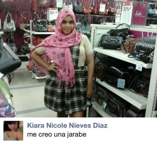 mujer se burla en el facebook de las arabes con bufanda floreada y uniforme escolar