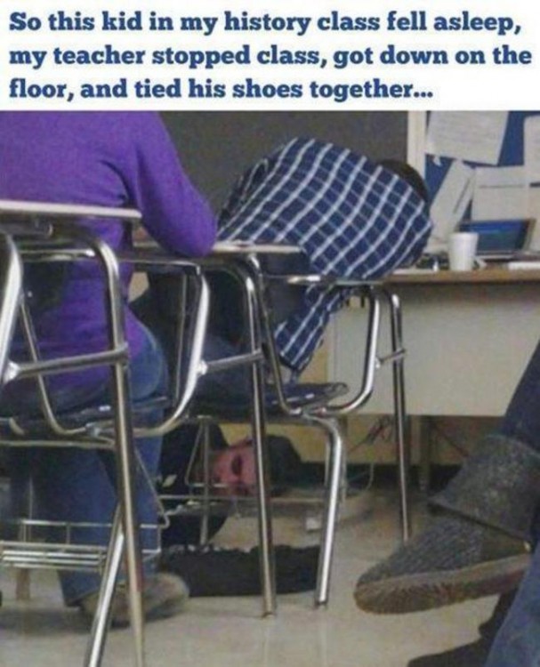 alumno se queda dormido en clase y el maestro se tiraal suelo para acompañarlo a dormir