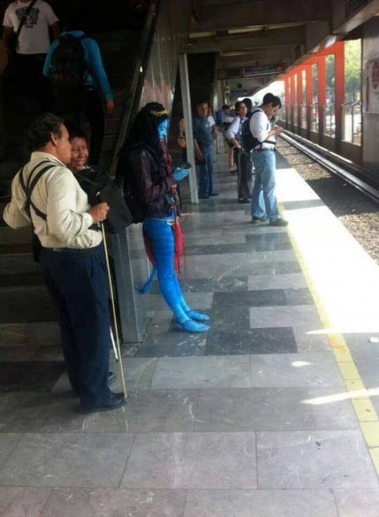 mujer disfrazada de avatar en el metro