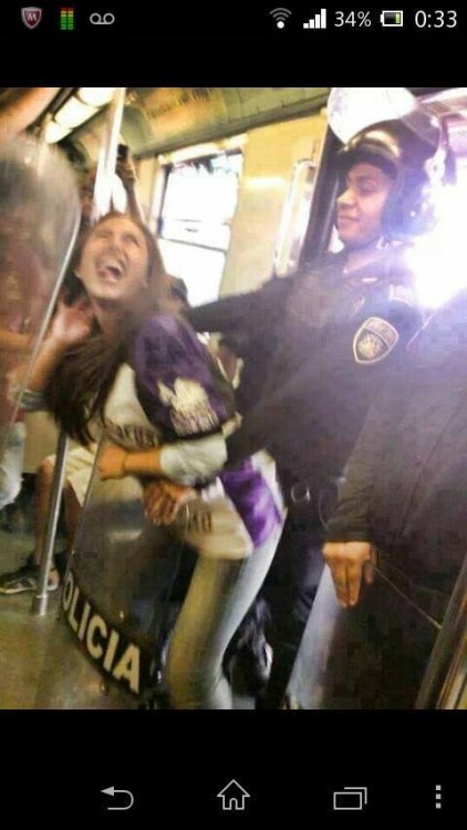 policia bailando con una chava en el metro en horas de trabajo