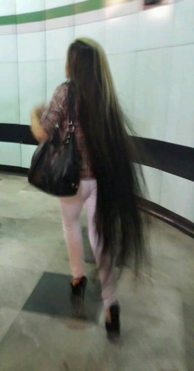 cabello largo en el metro
