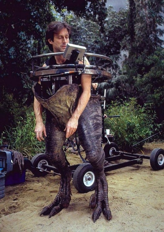 creador de los efectos especiales de jurassic park probando robot dinosaurio