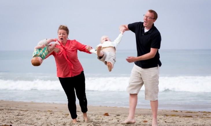 Bebé se le cae a su mamá en una foto familiar