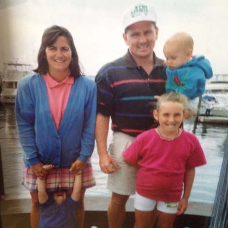 Niño viendo por debajo de la falda de una mujer en una foto familiar