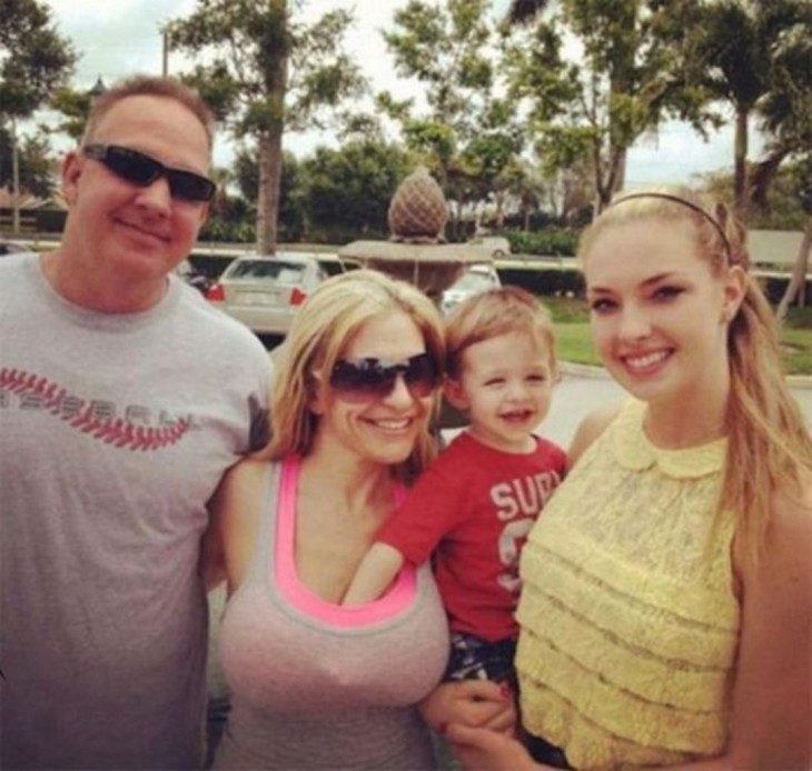 Niño con la mano dentro del sostén de una mujer en foto familiar