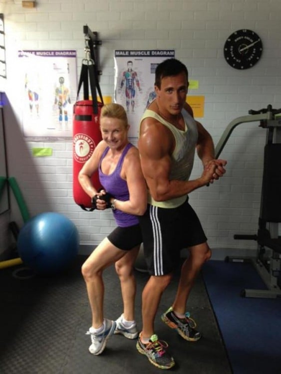 Mujer y hombre posando y mostrando sus músculos 