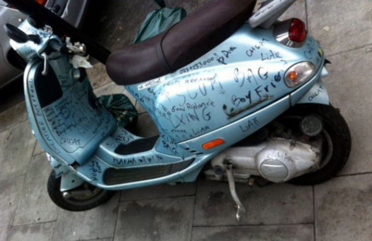 motocicleta con un mensaje que fue escrito con plumon de color negro