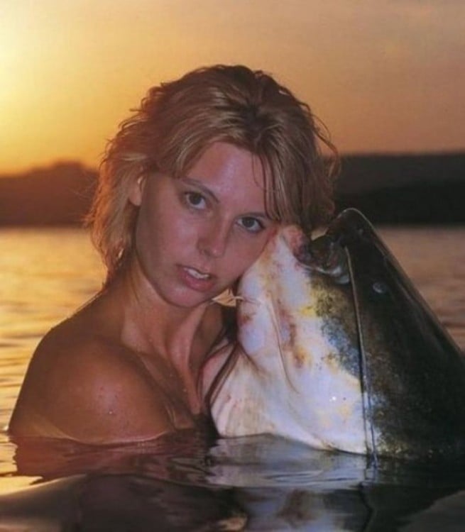mujer besando un pez