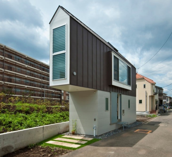 Casa con diseño triangular construida a la orilla de un río en Japón 