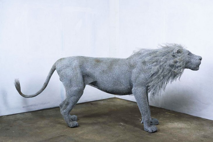 Escultura de un león hecha de alambre torcido 