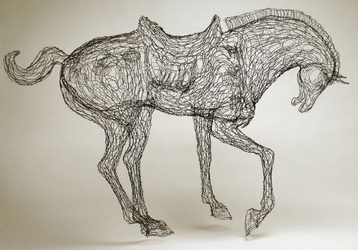 Escultura de alambre con forma de caballo 