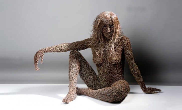 Escultura de alambre con la figura de una mujer por Mattia Trotta