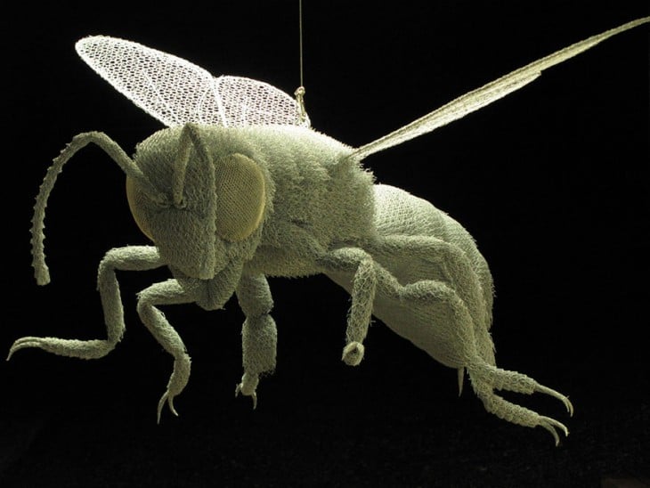 Escultura de alambre que forma una abeja 
