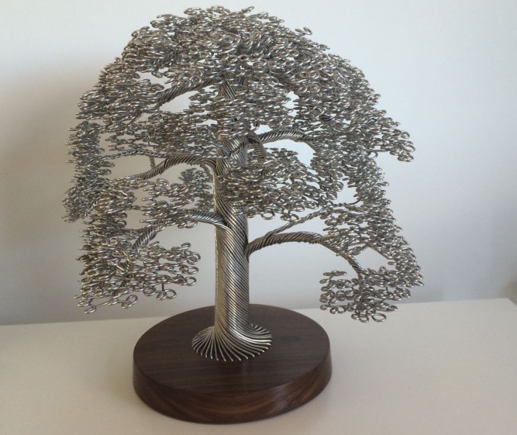 Escultura de un árbol de alambre 