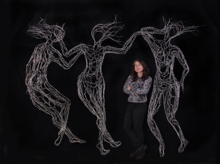 Elizabeth Berrien con sus esculturas de alambre 