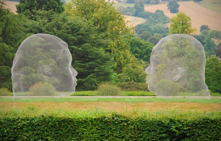 Escultura de alambre con la forma de dos cabezas 