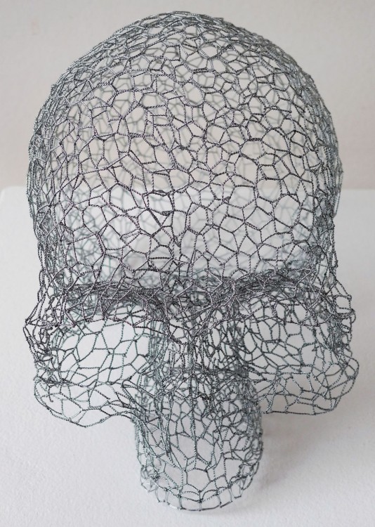 Escultura de alambre con la figura de un cráneo 