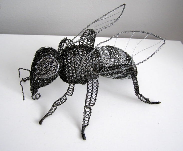 Escultura de alambre con la figura de abeja 