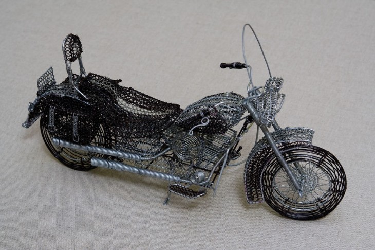 Escultura de alambre con la figura de una moto Harley 