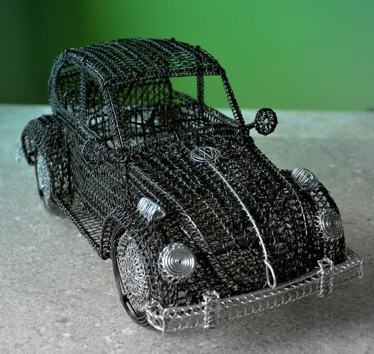 Escultura de alambre con la figura de un Volkswagen