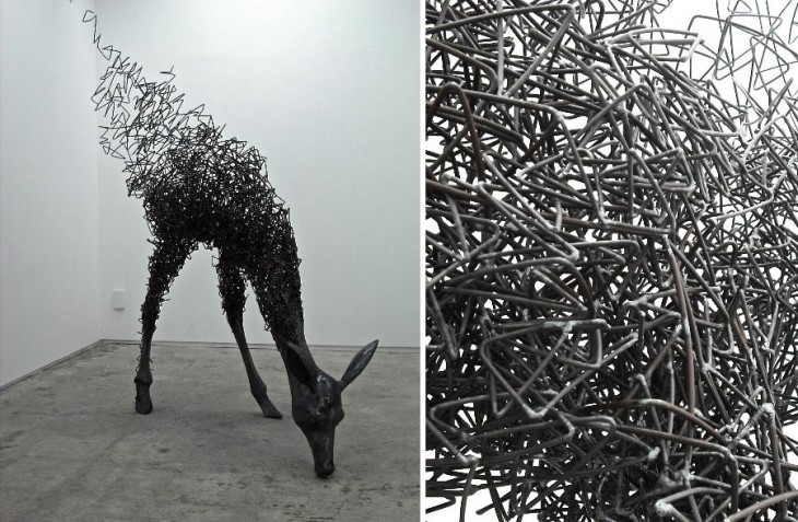 Escultura hecha con alambre formando un ciervo 
