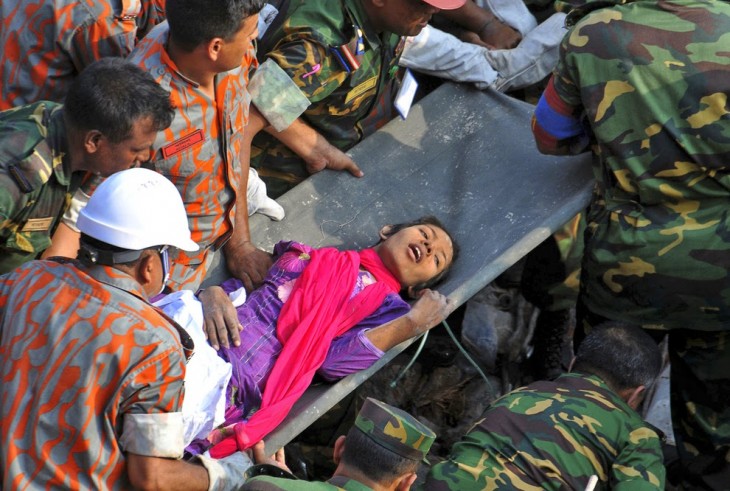 Chica rescatada debajo de los escombros de un derrumbe en una fabrica de ropa 