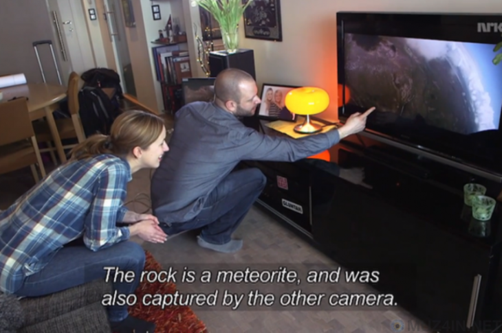 Chico mostrando el vídeo donde estuvo a punto de chocar con un meteorito 