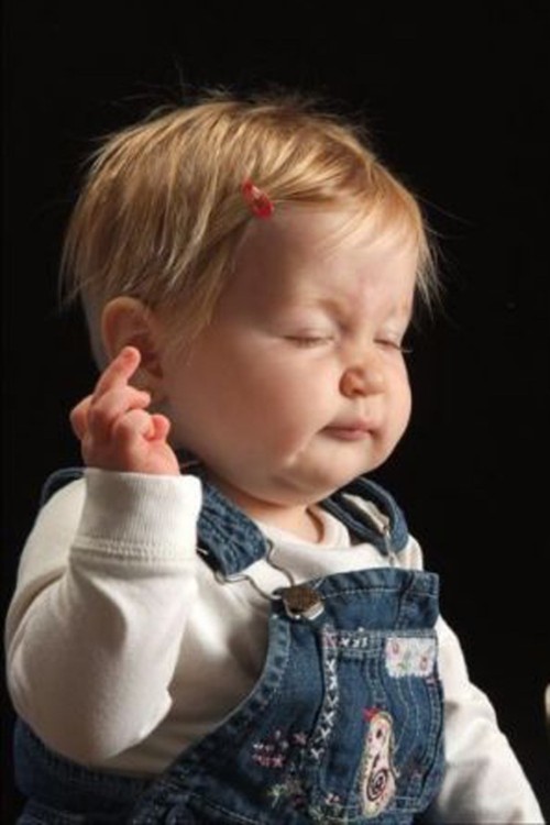 bebé  haciendo mostrando un insulto con el dedo