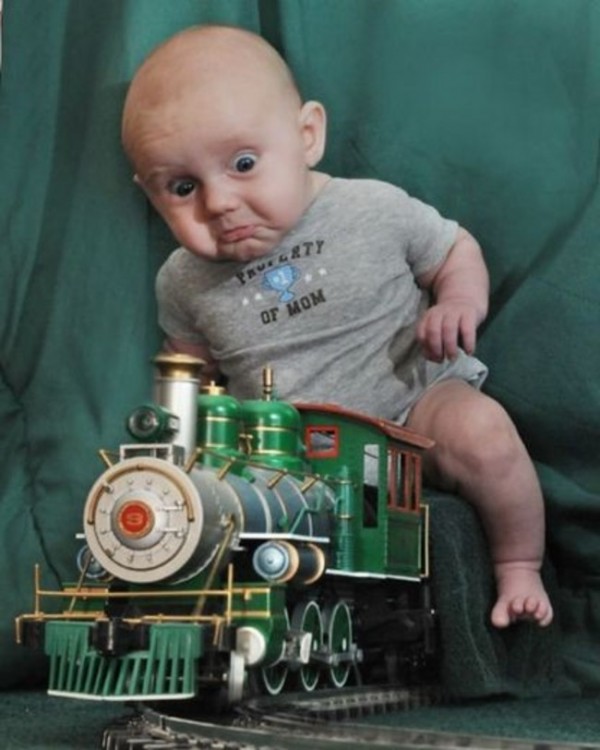 bebé  arriba de un tren