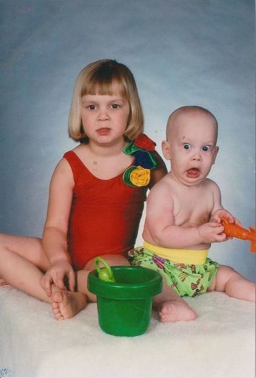 hermana con su hermano bebé 