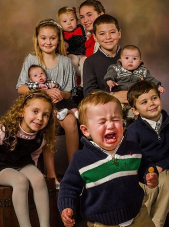 familia con un bebé  llorando